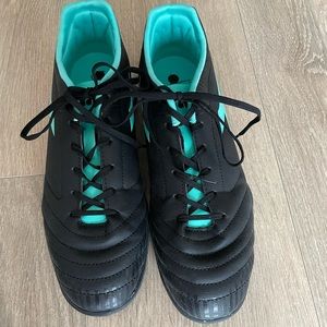 Diadora Woman’s Indoor soccer cleats